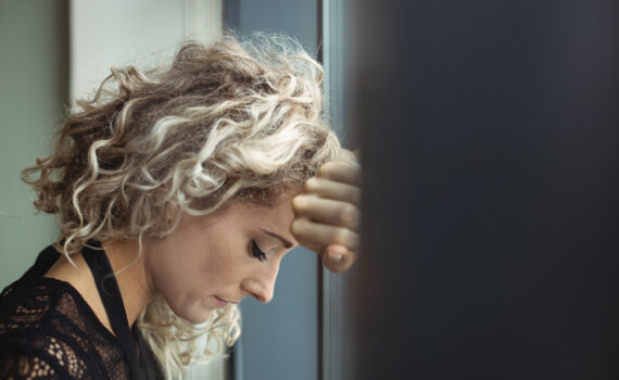 malestar-empresaria-apoyandose-en-la-ventana