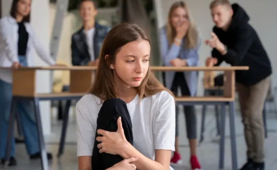 Chica aislada socialmente